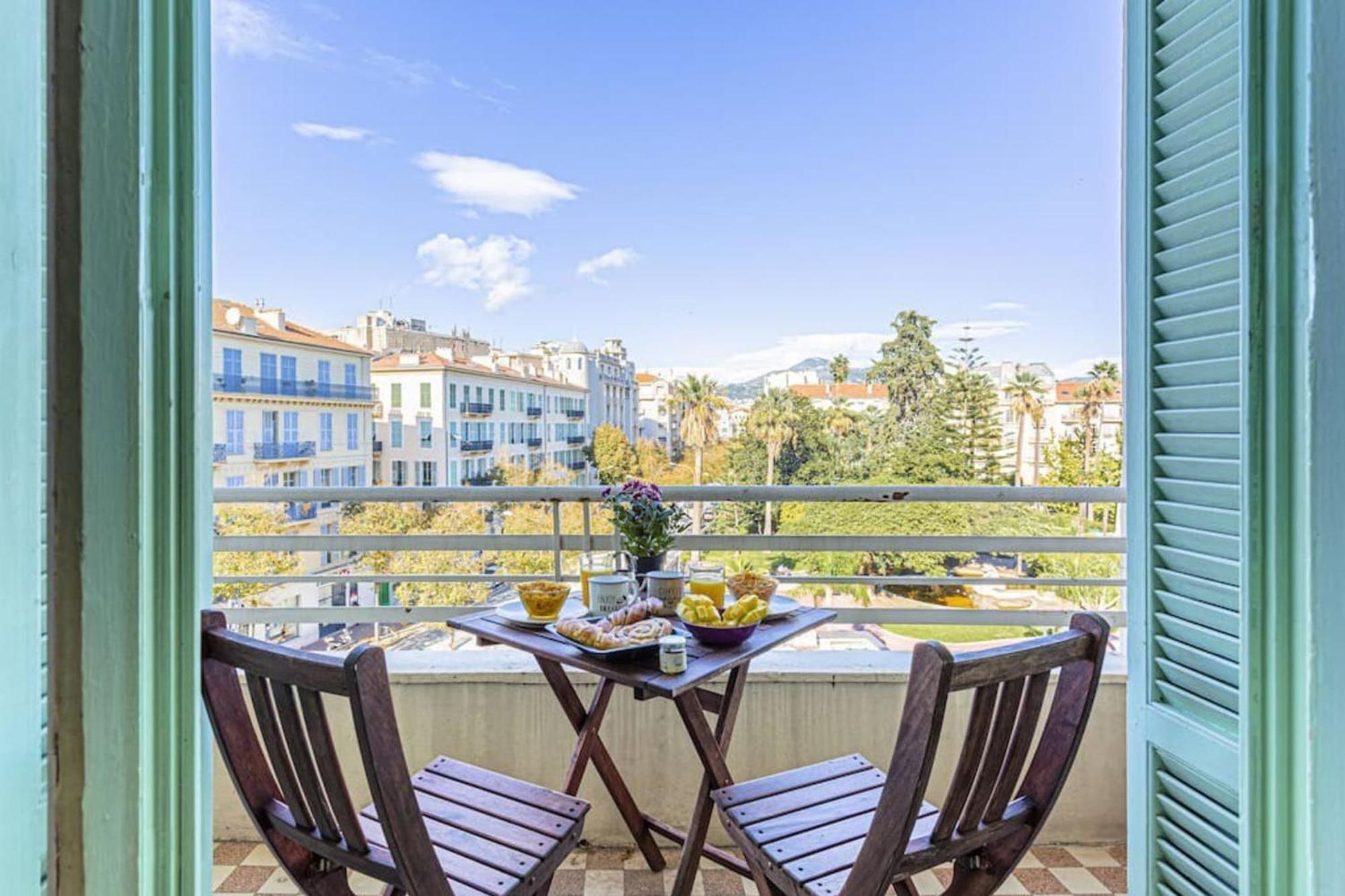 Victor Hugo - Beautiful - View Over Garden Apartment