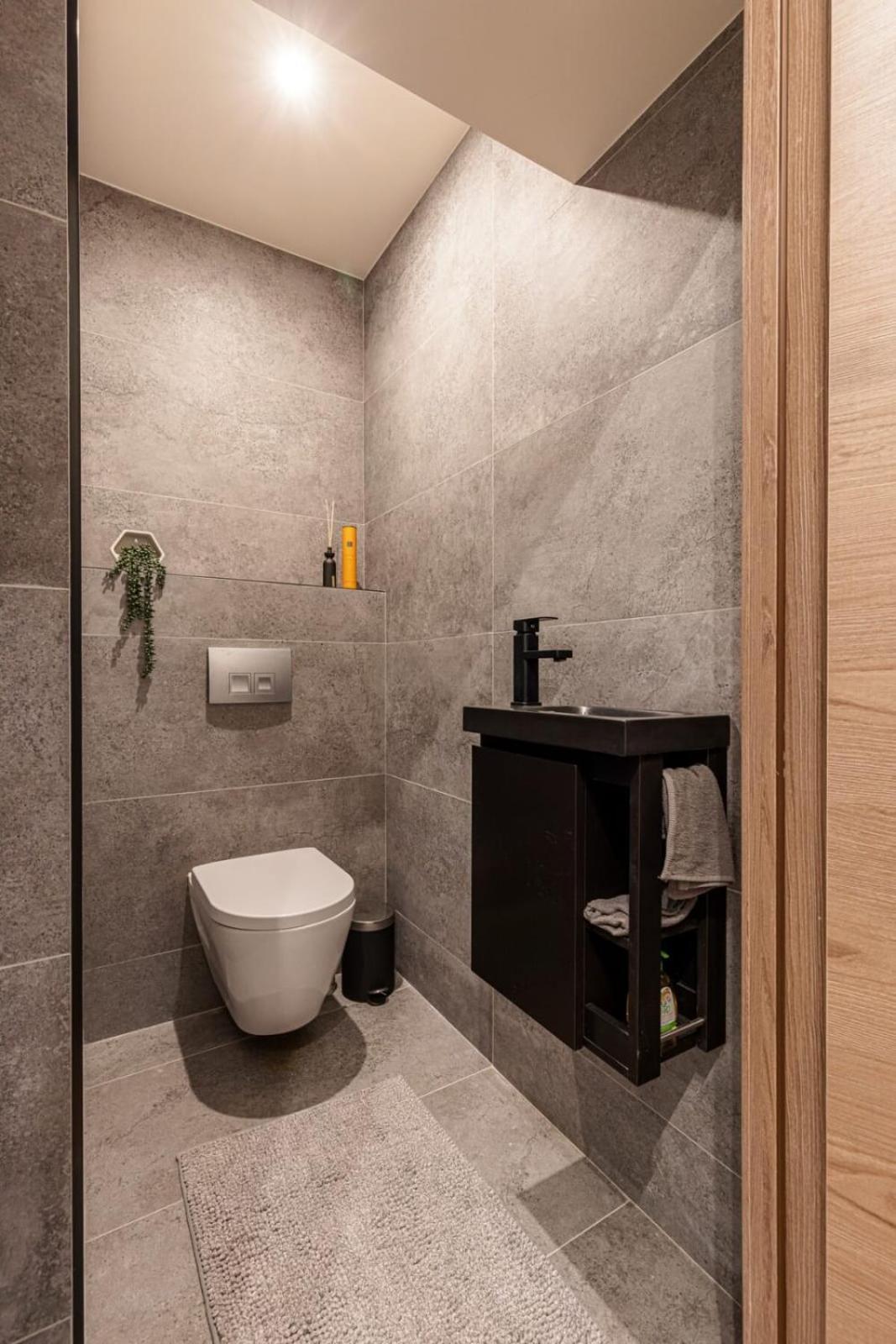 Philibert - Traditional Apart With Historical Fresco *