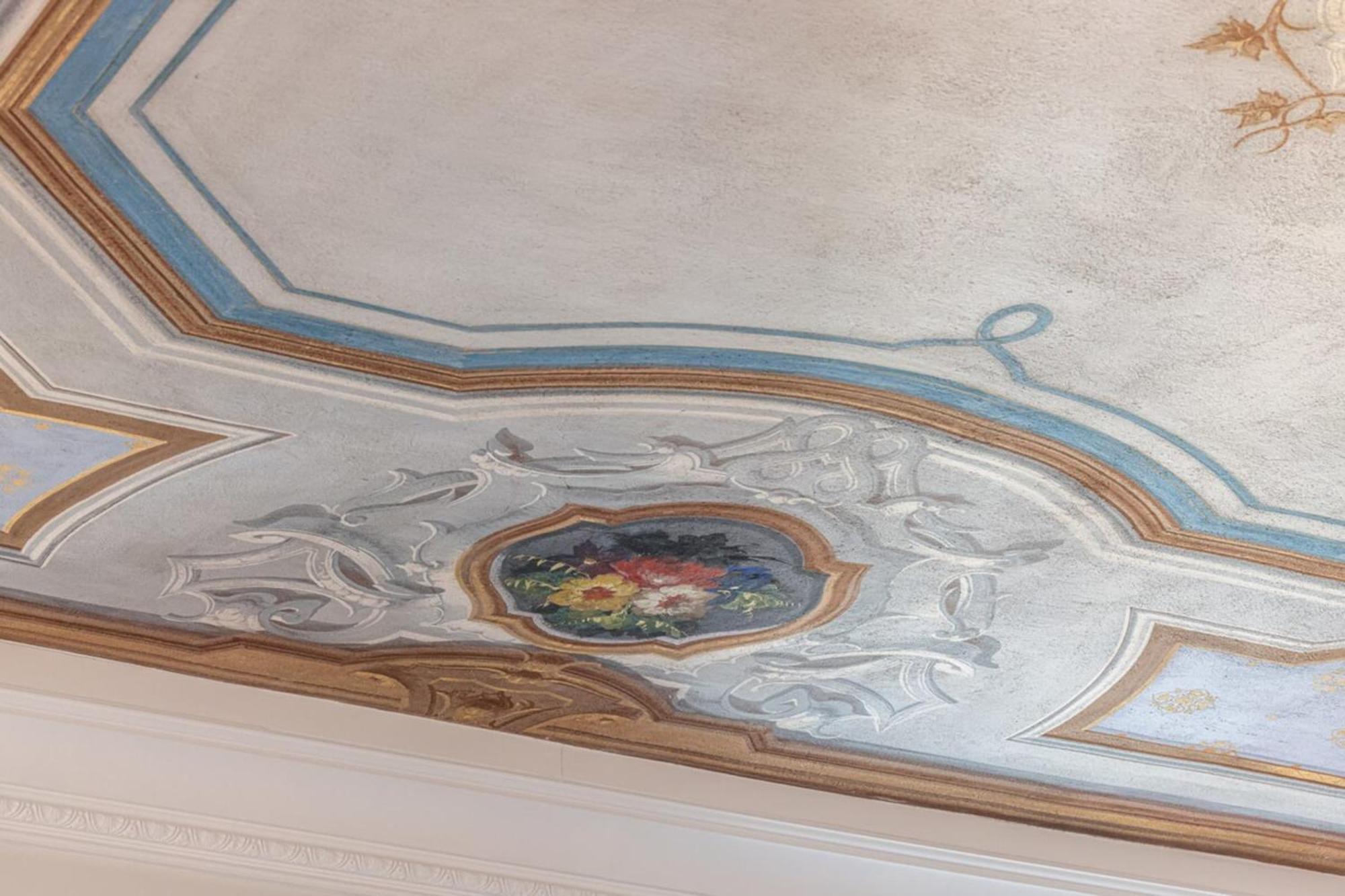 Philibert - Traditional Apart With Historical Fresco * Nice