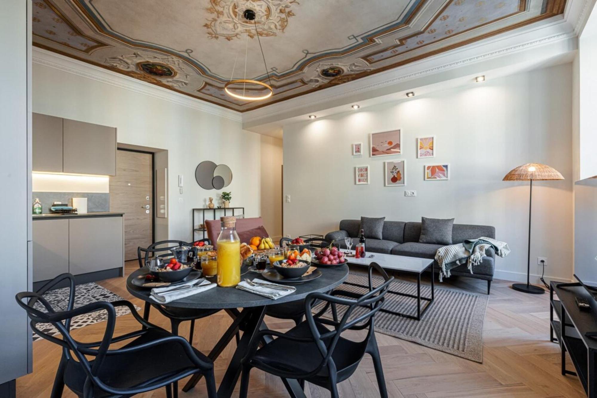Philibert - Traditional Apart With Historical Fresco
