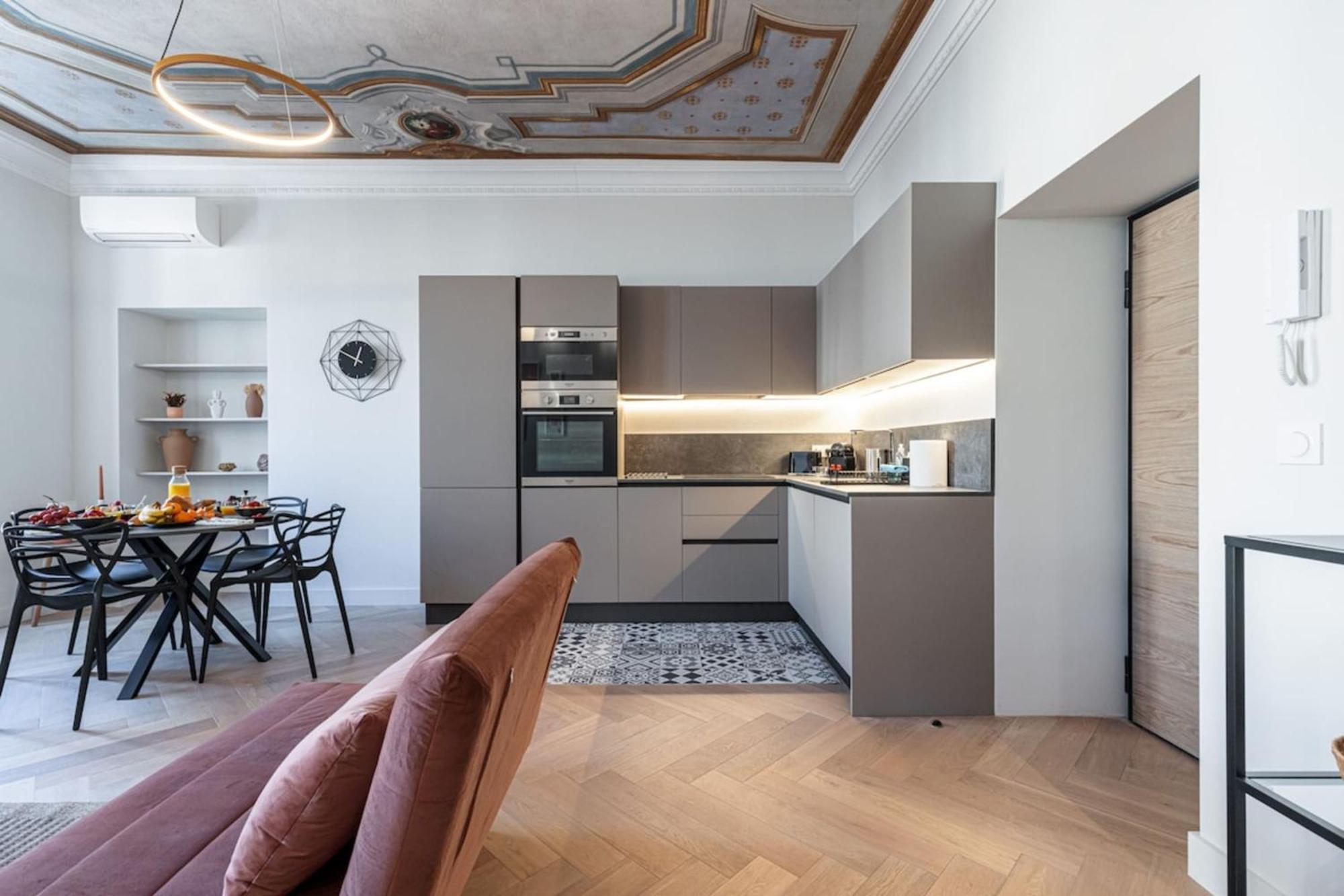 Philibert - Traditional Apart With Historical Fresco Nice