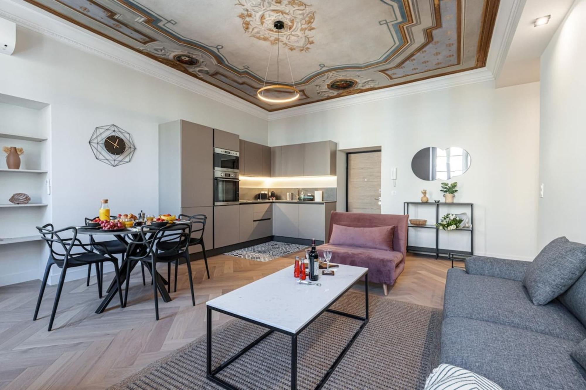 Philibert - Traditional Apart With Historical Fresco Apartamento