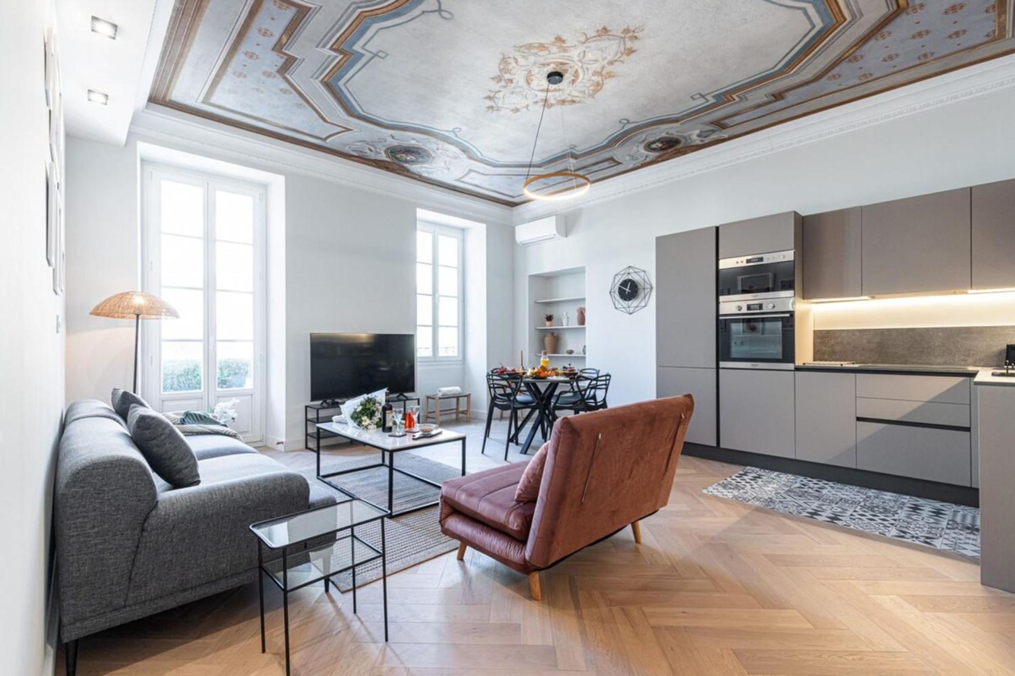 Philibert - Traditional Apart With Historical Fresco