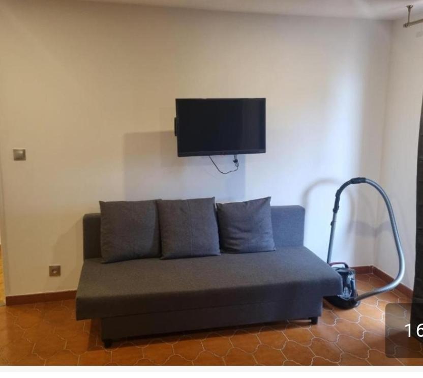 F2 F3 ,appartement Climatise Neuf, Magnifique Vue Sur Et Aeroport, Proche Tram Et Gare Sncf 1 Min,aeroport 3 Minutes, 2or3 Rooms, New Ac Apartment, Magnificent Sea And Airport Views, Close To Tram And Sncf Train Station 1 Min, Airport 3 Min * Nice