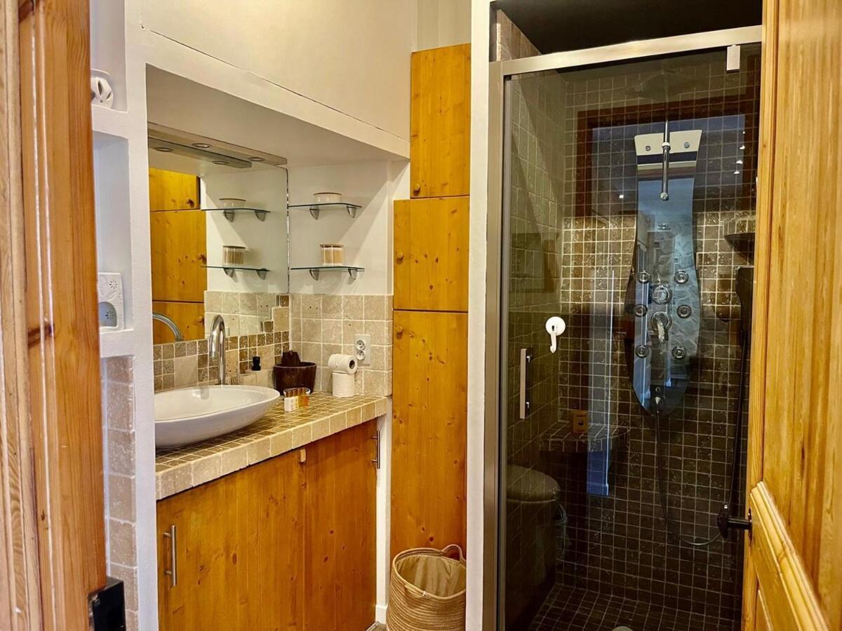 Le Splendide Yourhosthelper *