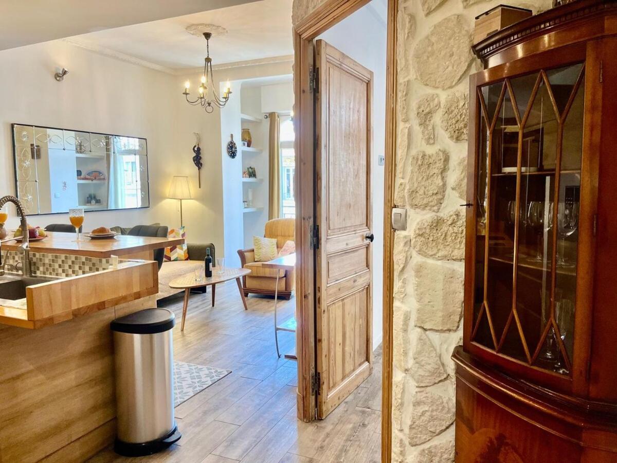 Le Splendide Yourhosthelper