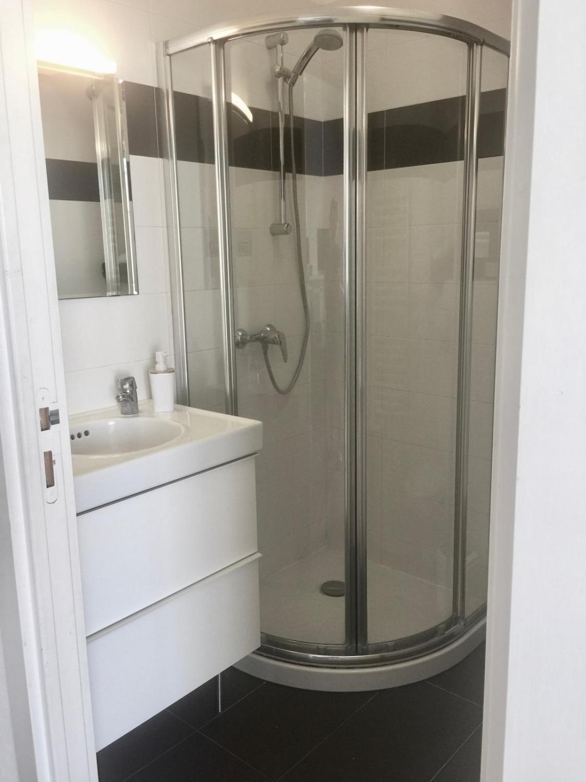 Lovely, Quiet 1 Bedroom With A Balcony Nice