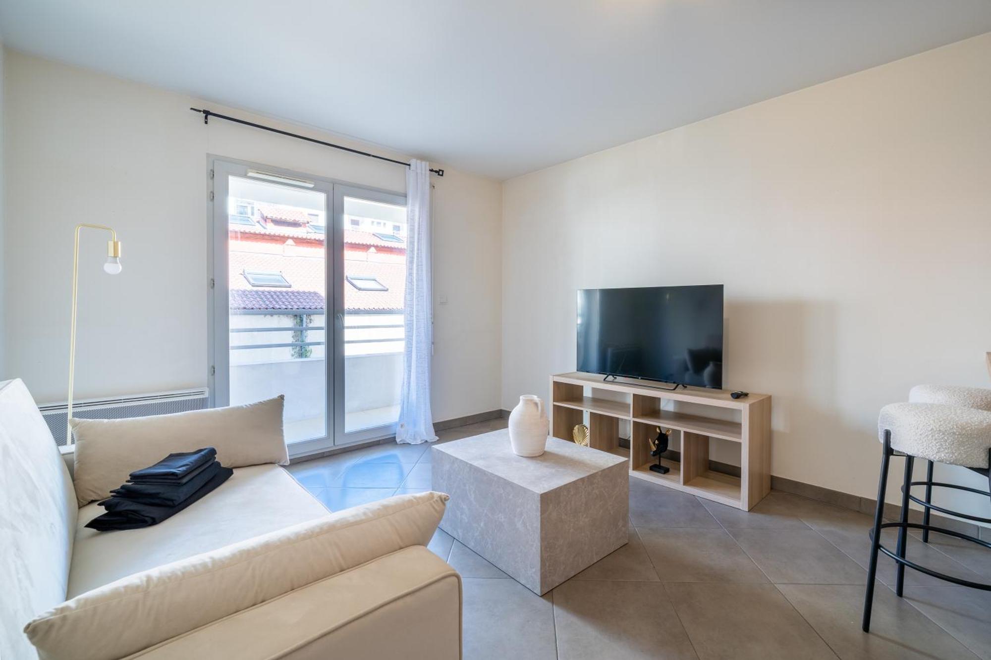 Cozy 2p Port De Garage Nice