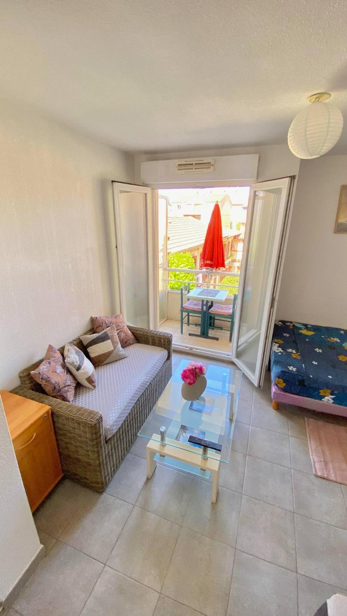 Promenade Apartment *
