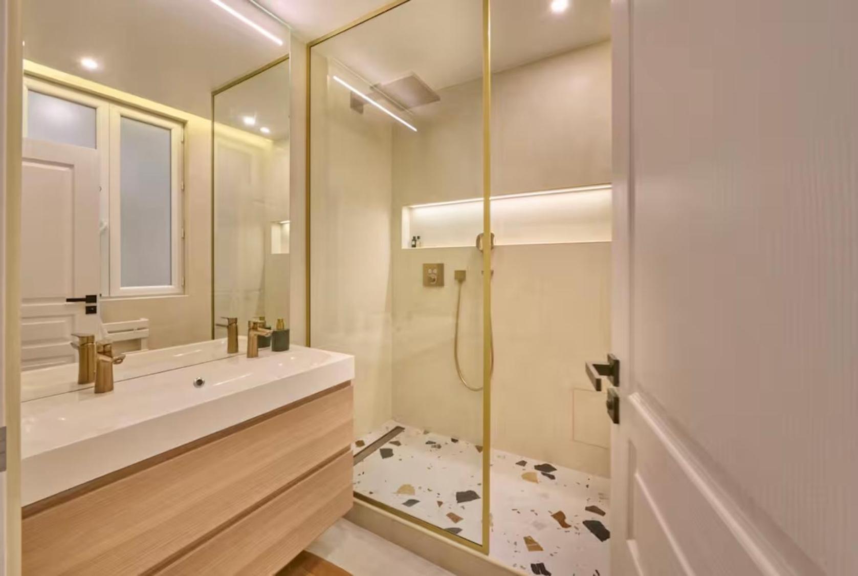 - Kitchen - Wifi - Air Conditioning - Center - Tram