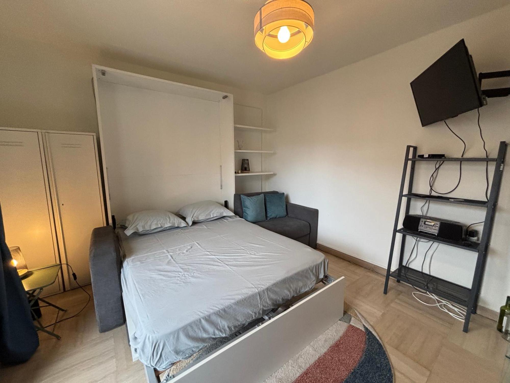 Cozy With Balcony - Garibaldi Port Apartment Nice