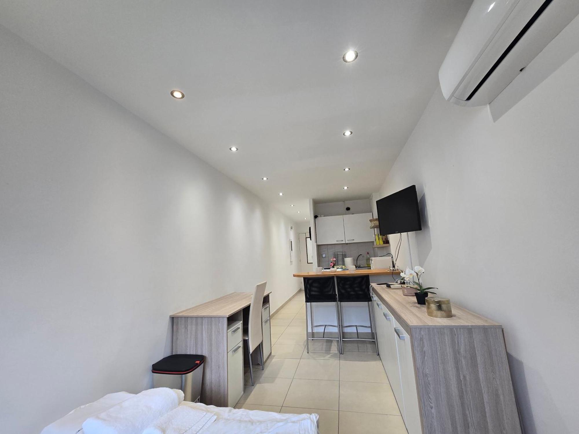 Sunny Prom Apartment *