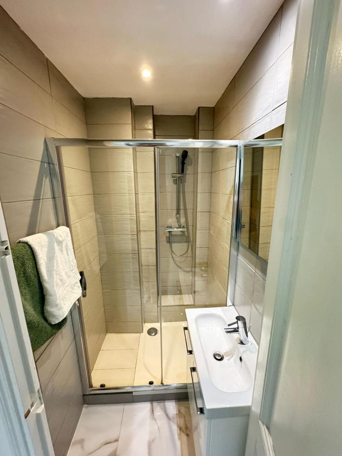 - Center, Wifi, Ac, 4-5 Pers