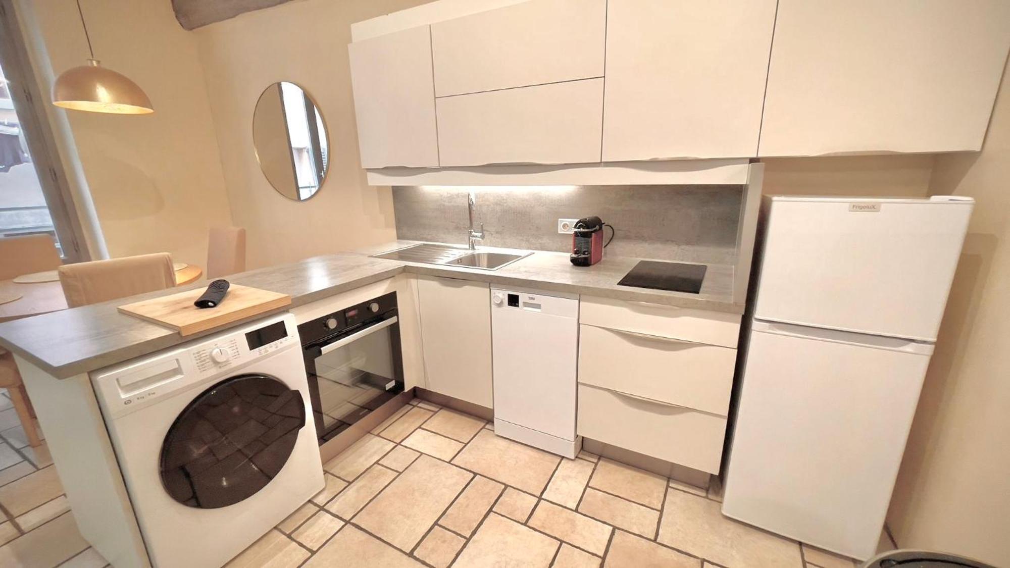 Proche Du Cours Saleya Et De La Plage, Dans Le Vieux Nice, Spacieux Et Climatise Apartment