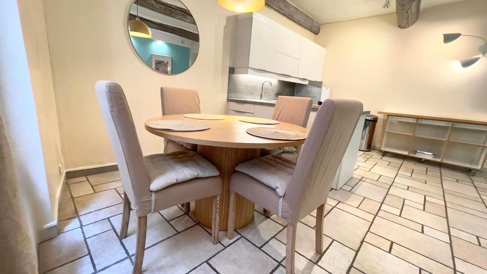 Proche Du Cours Saleya Et De La Plage, Dans Le Vieux Nice, Spacieux Et Climatise Apartment *