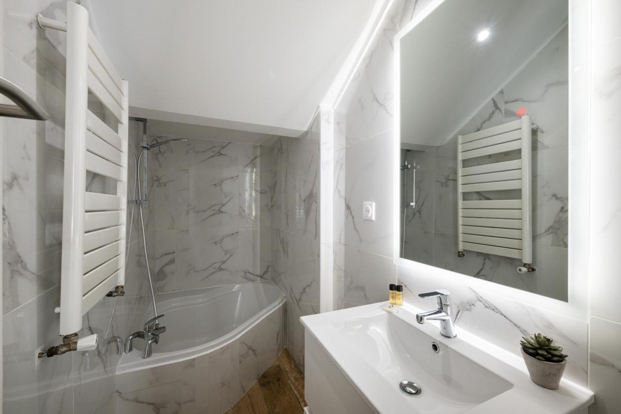 Maison De Familiale, 5 Chambres, Terrasse, A 20 Minutes Du Centre Nice