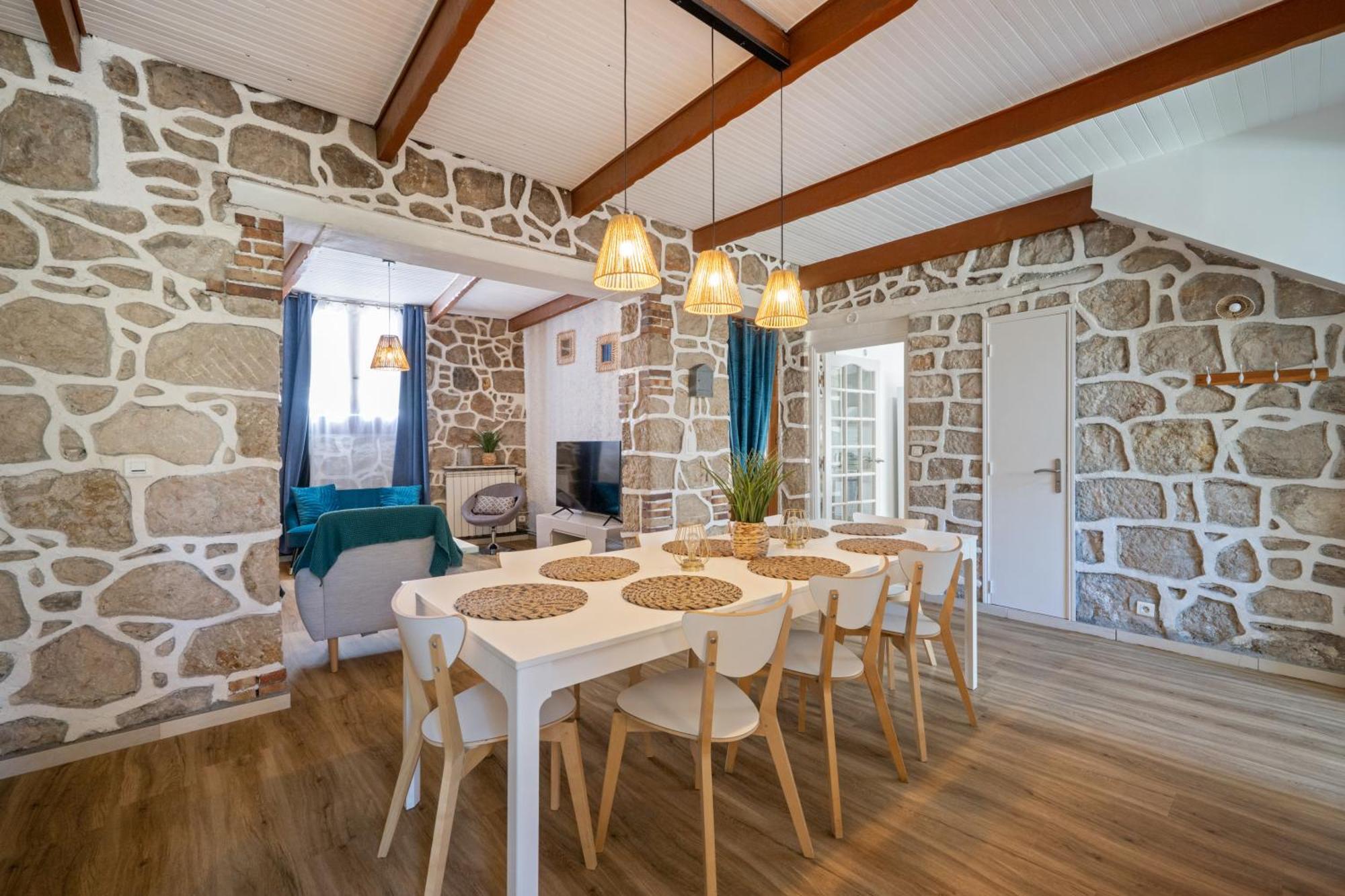 Holiday home Maison De Familiale, 5 Chambres, Terrasse, A 20 Minutes Du Centre Nice