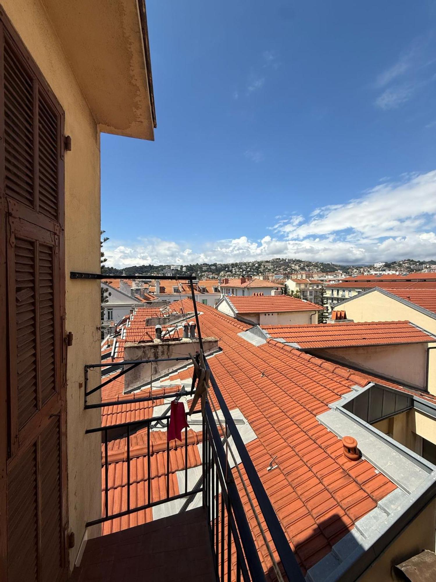 Charming Riviera Top-floor Near The Nice