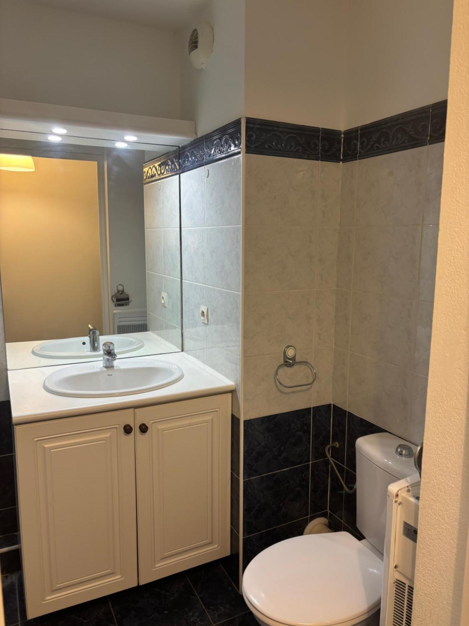 Apartment Calif, Face Tram Proche