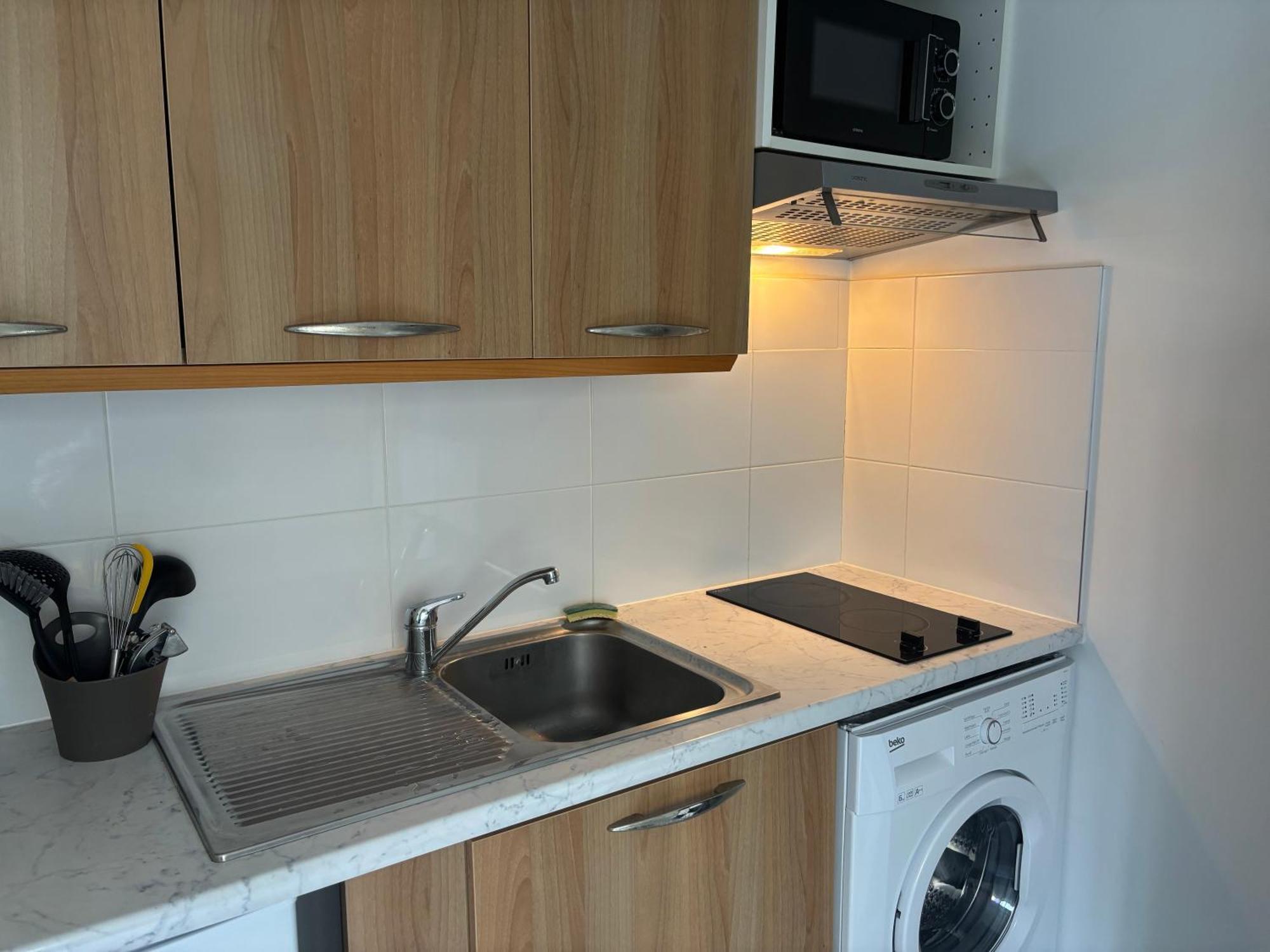 Calif, Face Tram Proche Apartment *
