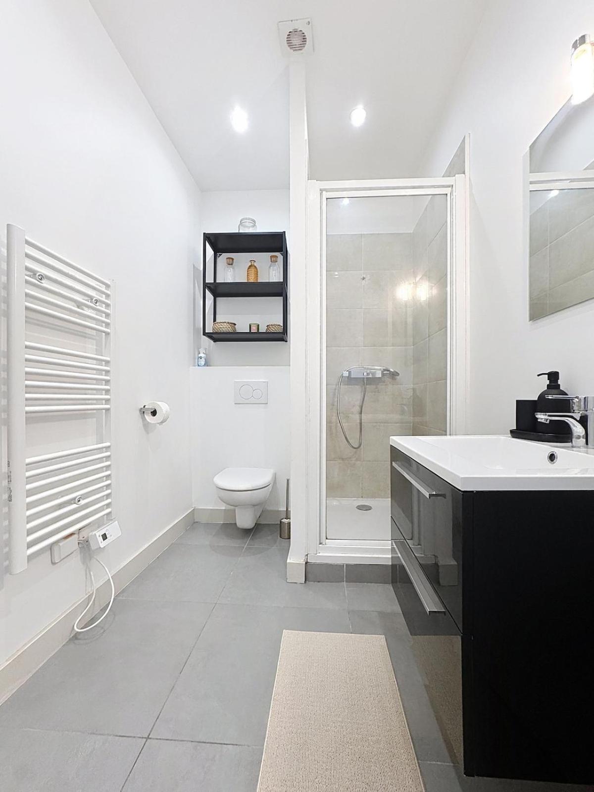 Modern Hyper Center Comfort Apartment