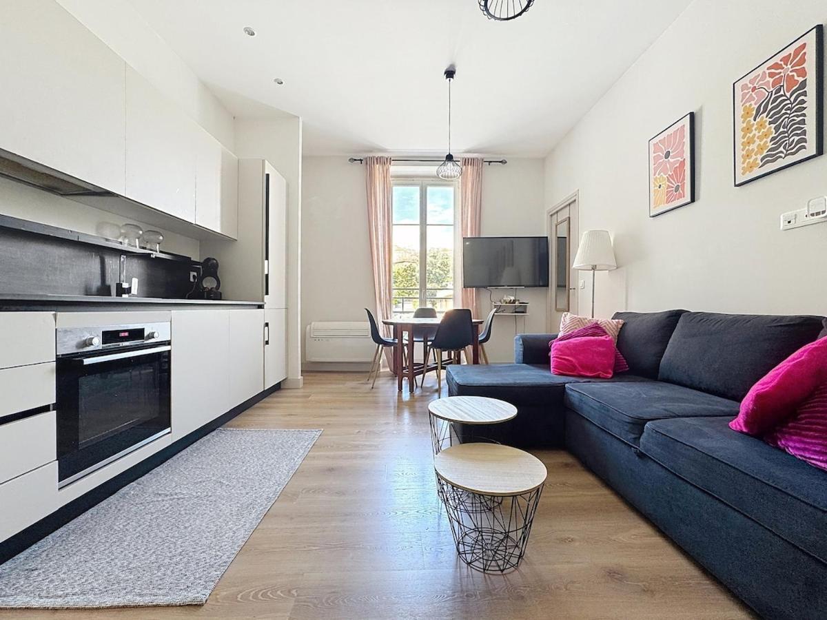 Modern Hyper Center Comfort Apartment