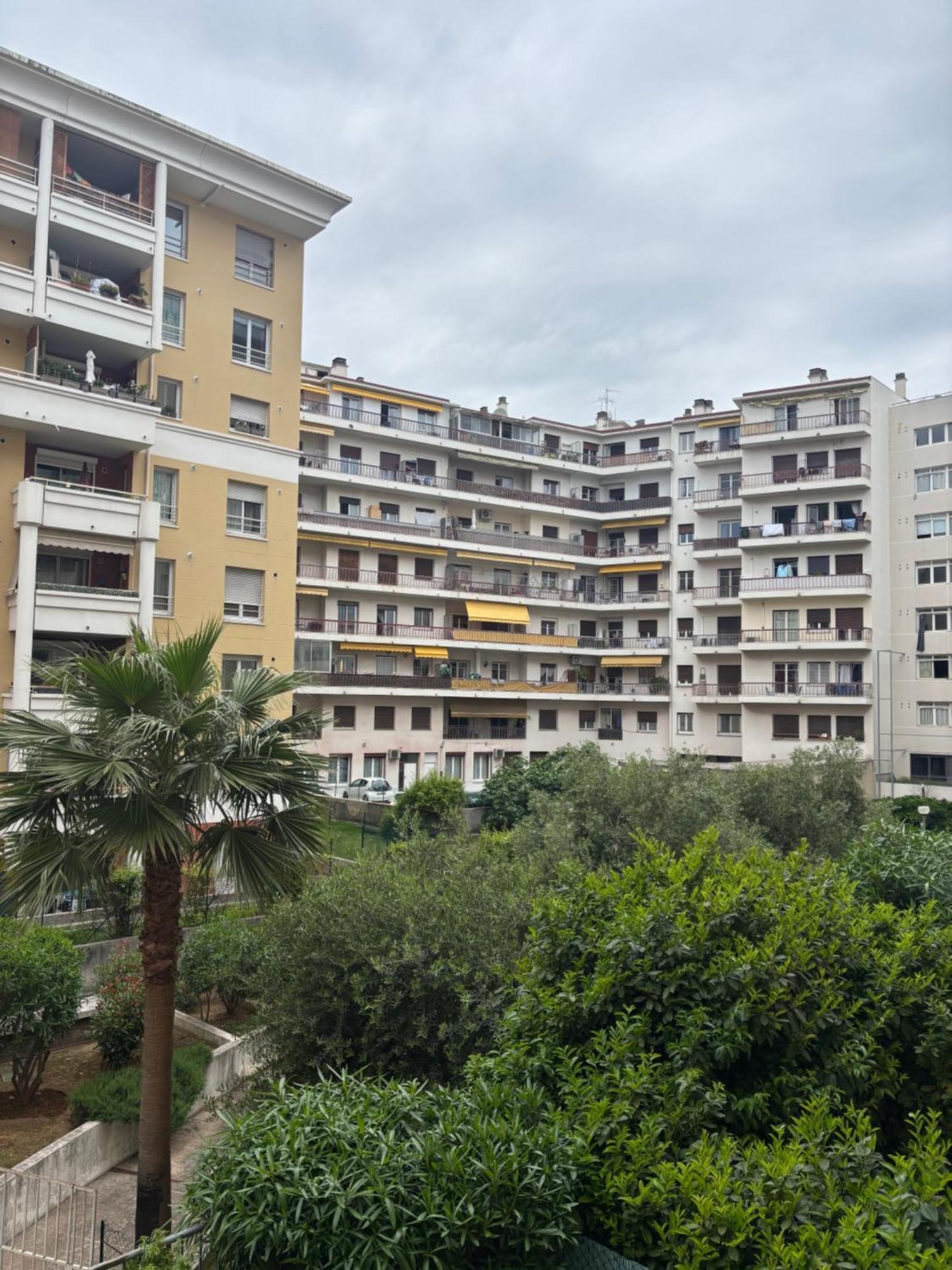 Calif, Face Tram Proche Apartment *
