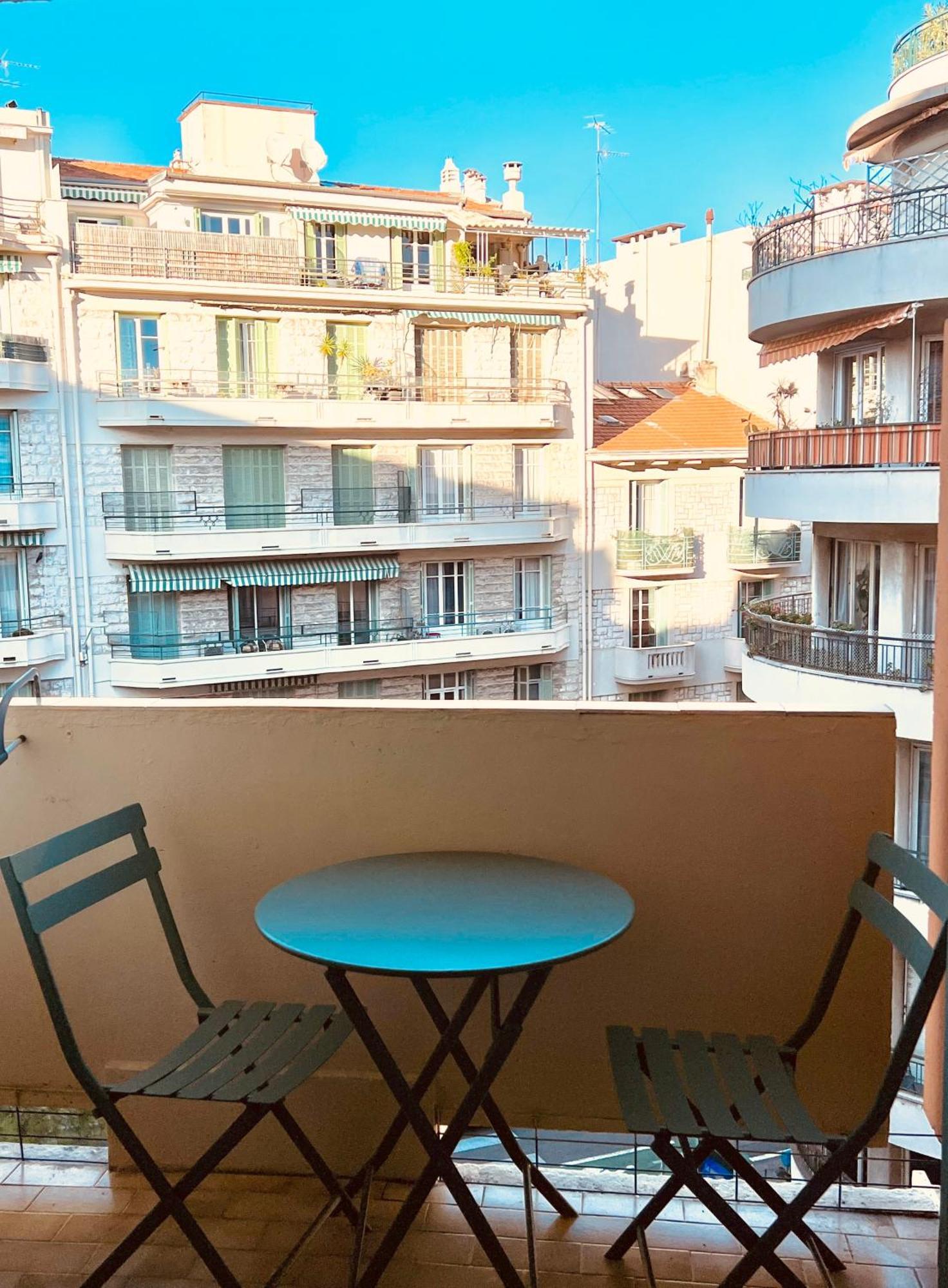 Palm Leaf Apartment Nice