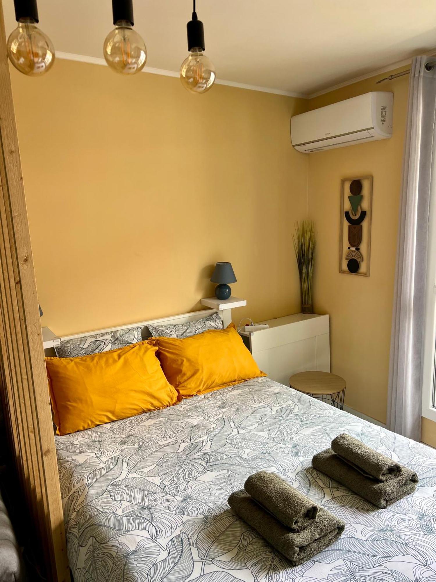 Apartment Palm Leaf *