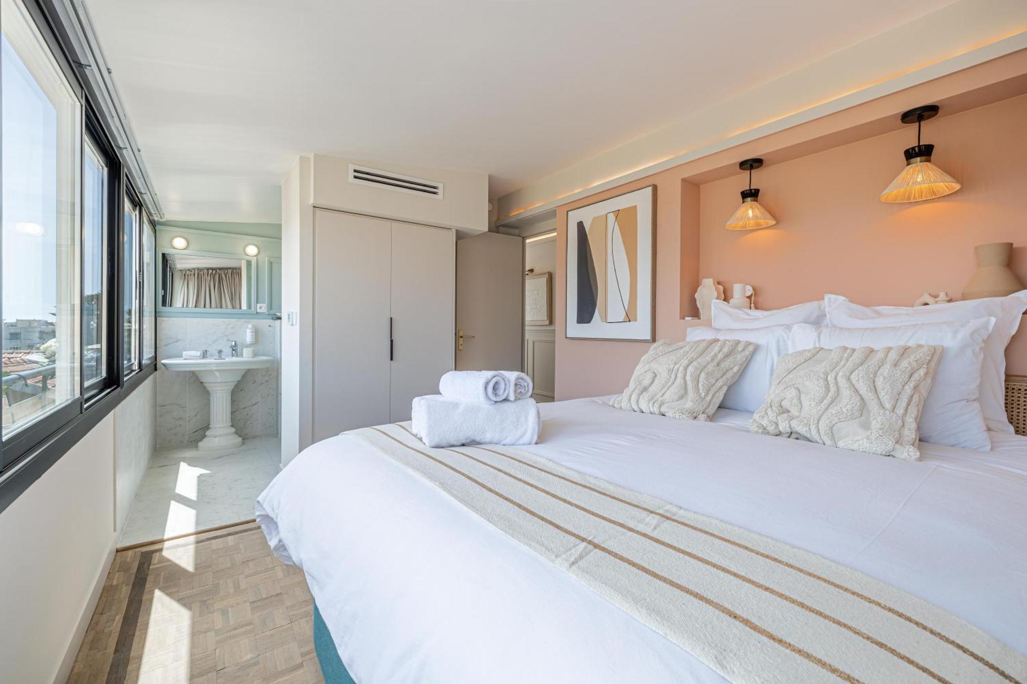 Luxurious Penthouse, 2 Bedroom Suites, 3 Spacious Terraces, Gorgeous Views Of Mountains And Sea, * Nice