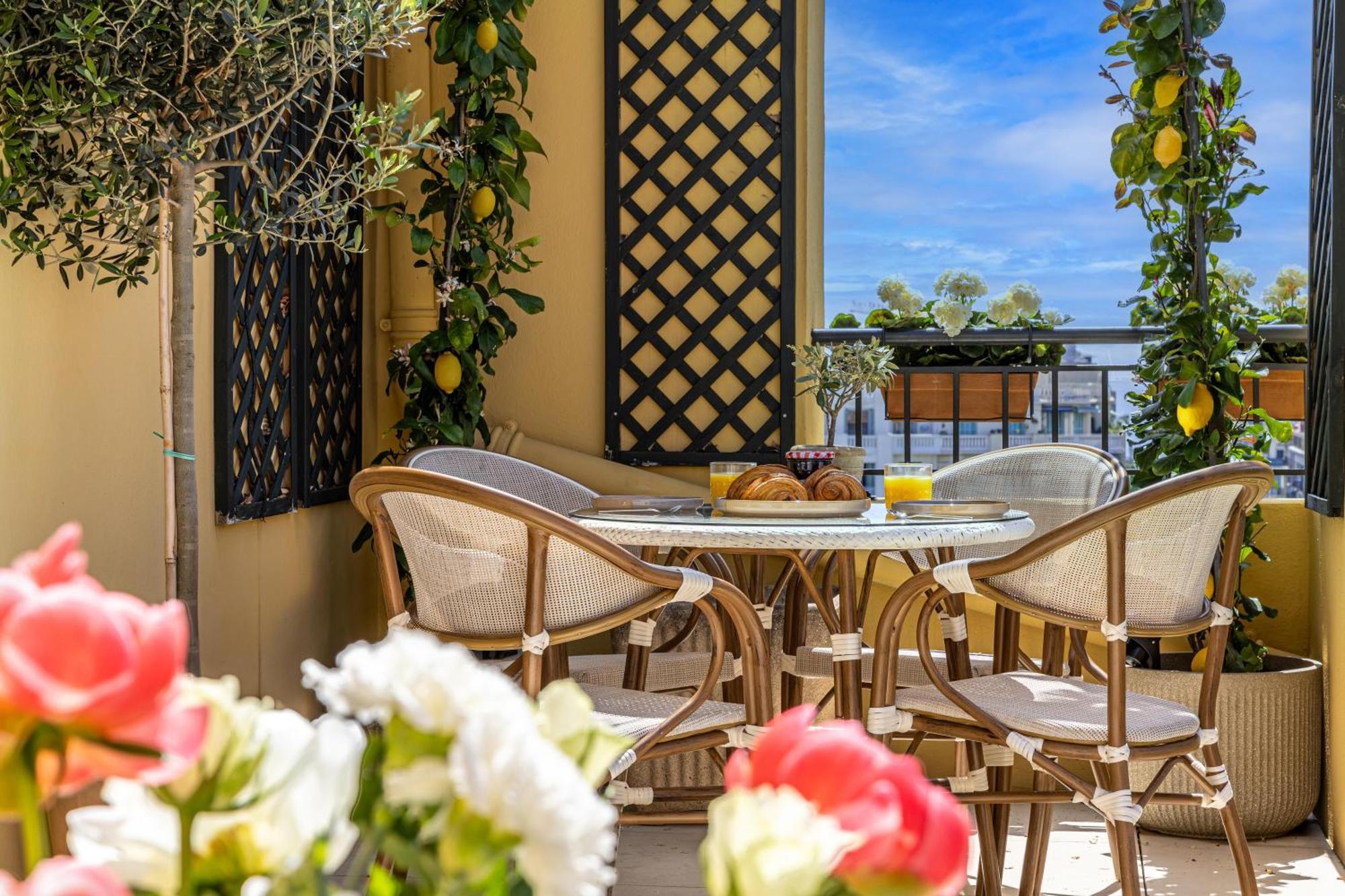 Luxurious Penthouse, 2 Bedroom Suites, 3 Spacious Terraces, Gorgeous Views Of Mountains And Sea,