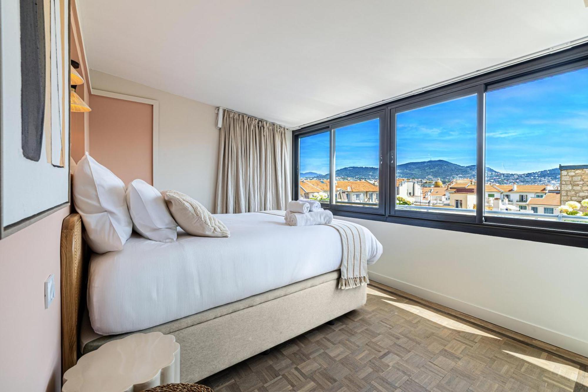 Luxurious Penthouse, 2 Bedroom Suites, 3 Spacious Terraces, Gorgeous Views Of Mountains And Sea,