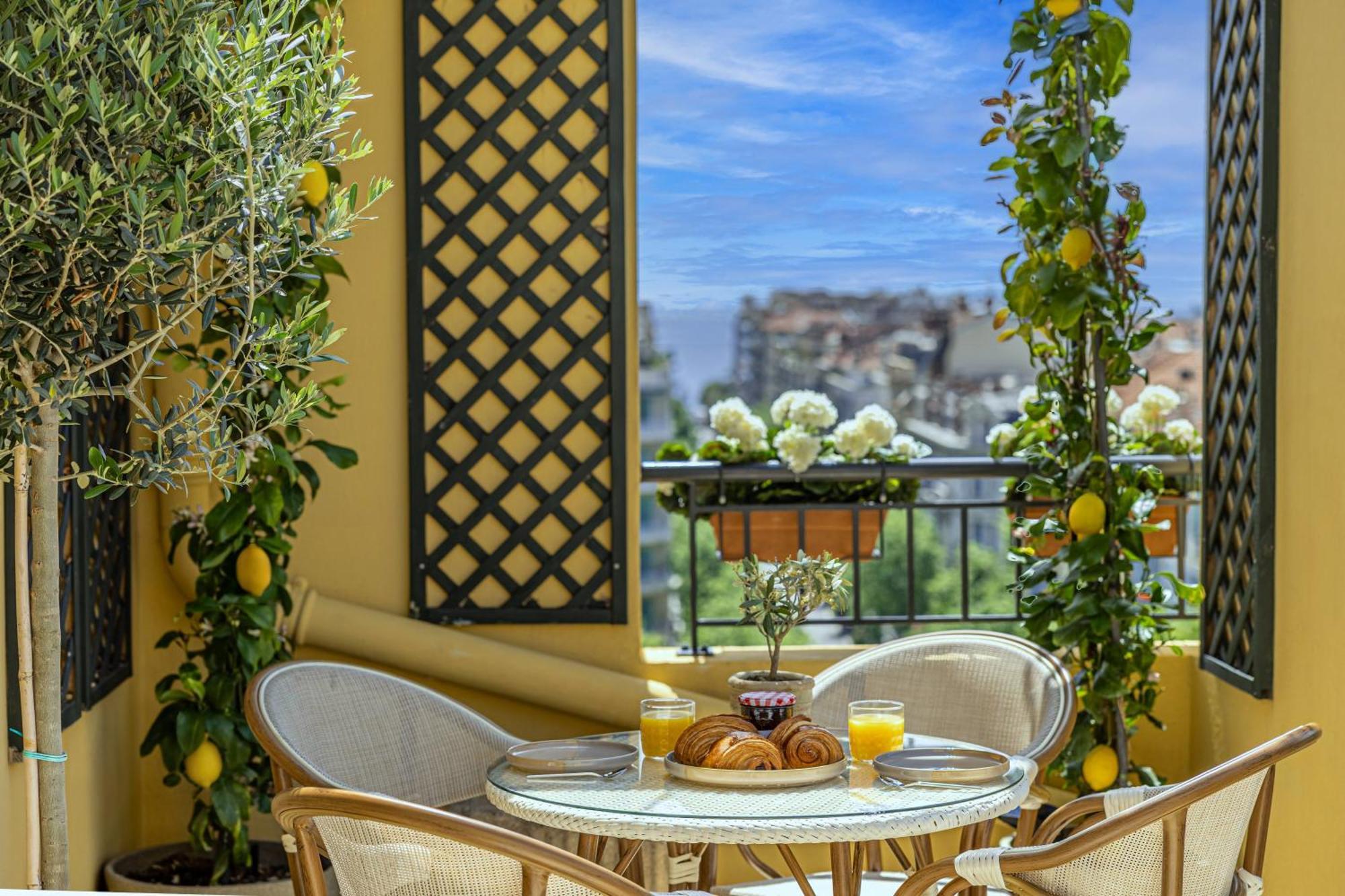 Apartment Luxurious Penthouse, 2 Bedroom Suites, 3 Spacious Terraces, Gorgeous Views Of Mountains And Sea, Nice