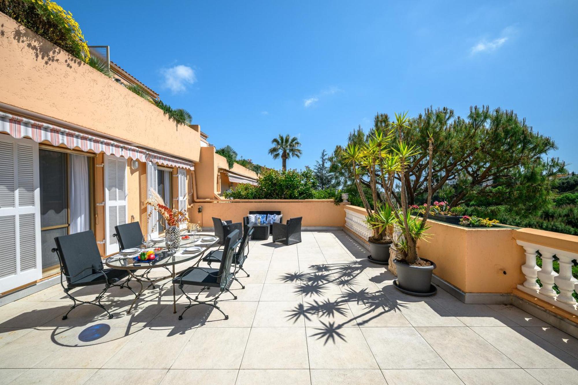 Fabron, Terrasse & Piscine Dans Apartment