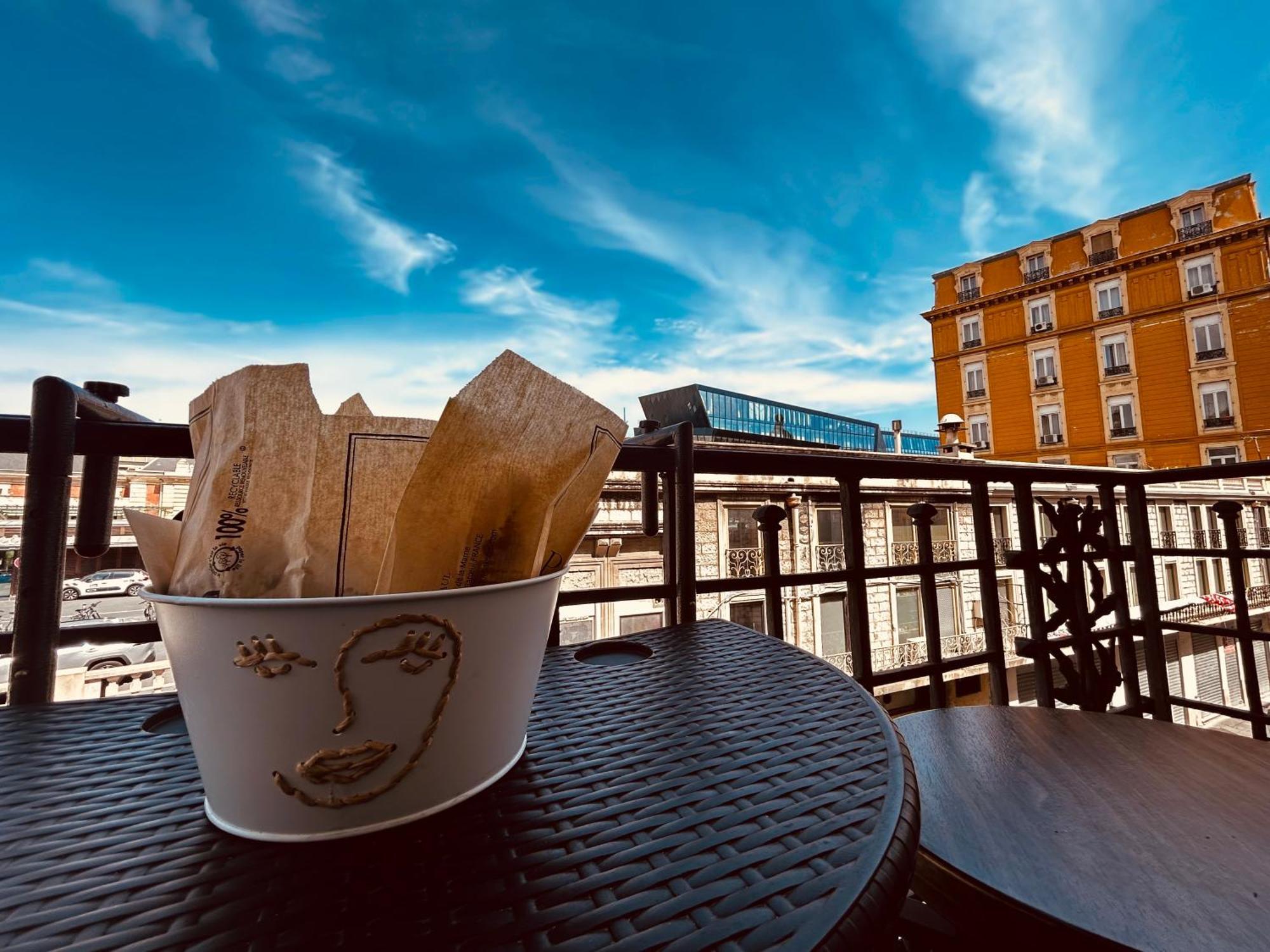 Lovely Air Conditonned Center * Nice