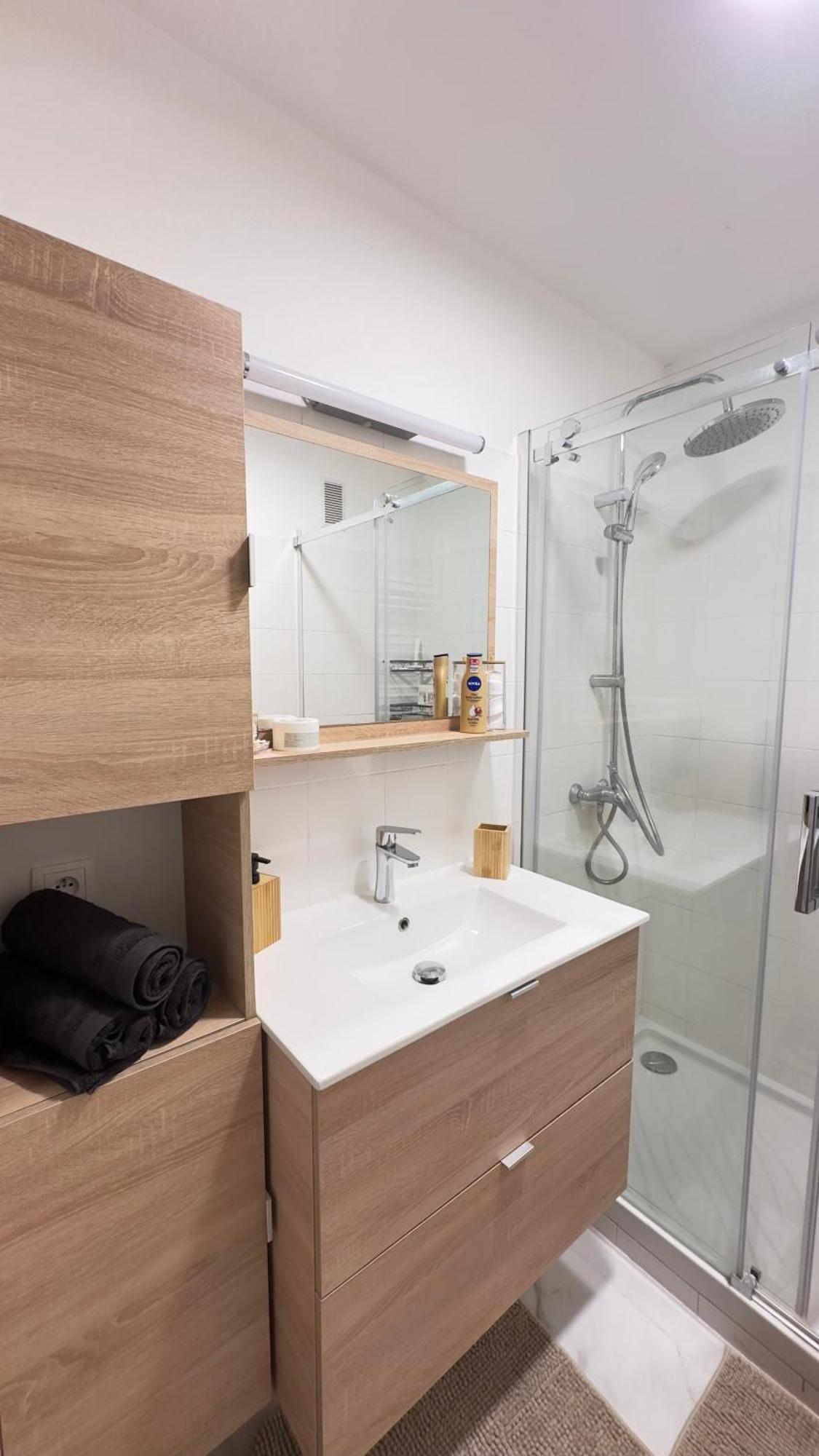 Grand 2 Pieces Avec Grande Terrasse A 15mn Centre-ville, Gare Et Promenade Des Apartment