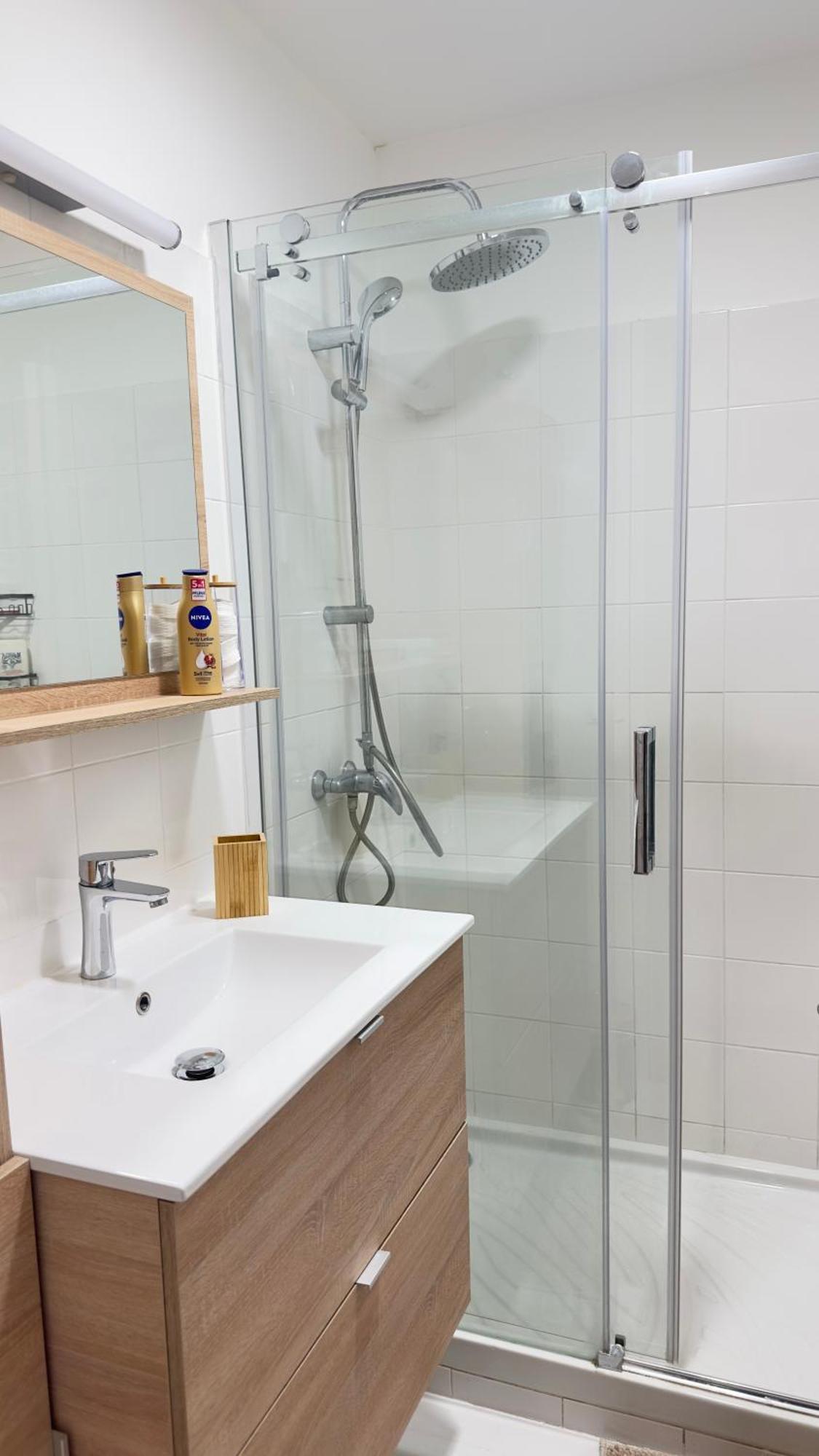 Apartment Grand 2 Pieces Avec Grande Terrasse A 15mn Centre-ville, Gare Et Promenade Des