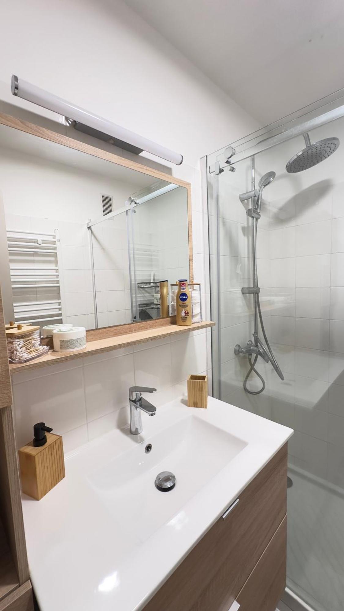 Apartment Grand 2 Pieces Avec Grande Terrasse A 15mn Centre-ville, Gare Et Promenade Des *