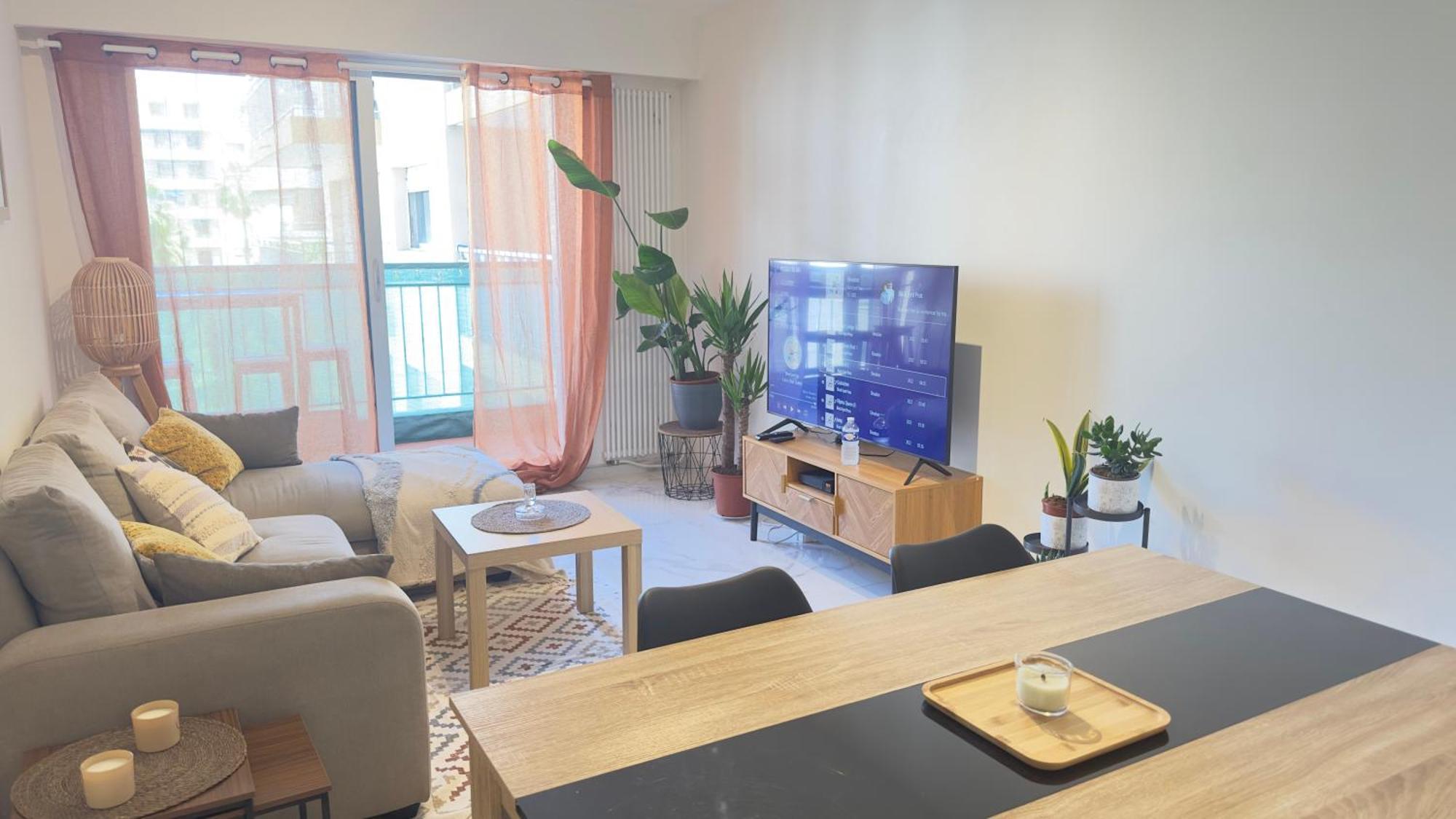 Apartment Grand 2 Pieces Avec Grande Terrasse A 15mn Centre-ville, Gare Et Promenade Des