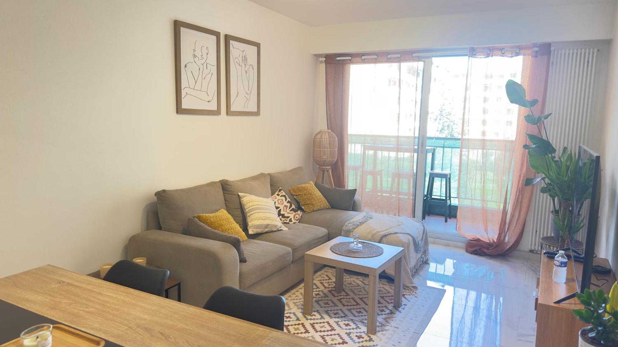 Apartment Grand 2 Pieces Avec Grande Terrasse A 15mn Centre-ville, Gare Et Promenade Des