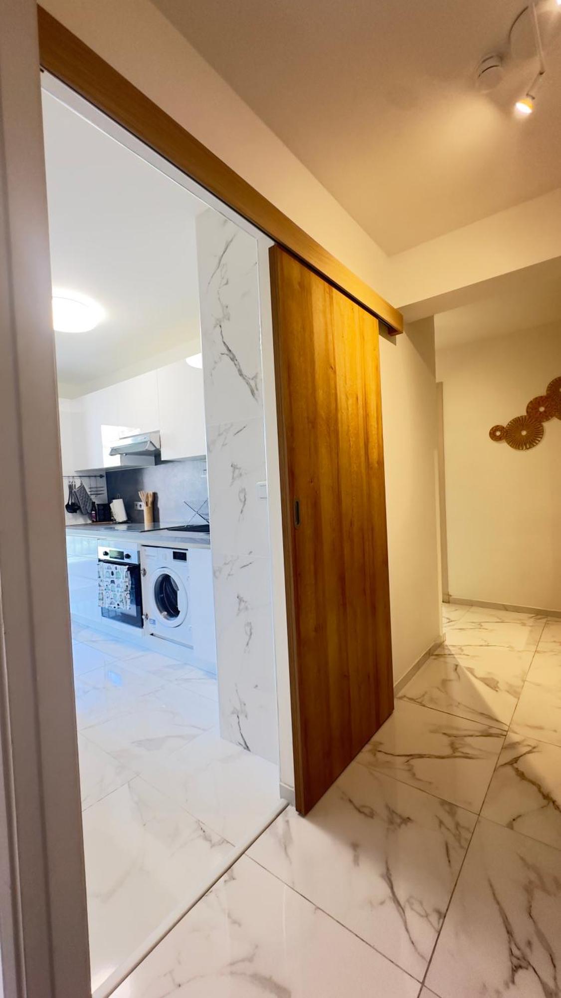 Grand 2 Pieces Avec Grande Terrasse A 15mn Centre-ville, Gare Et Promenade Des Apartment *