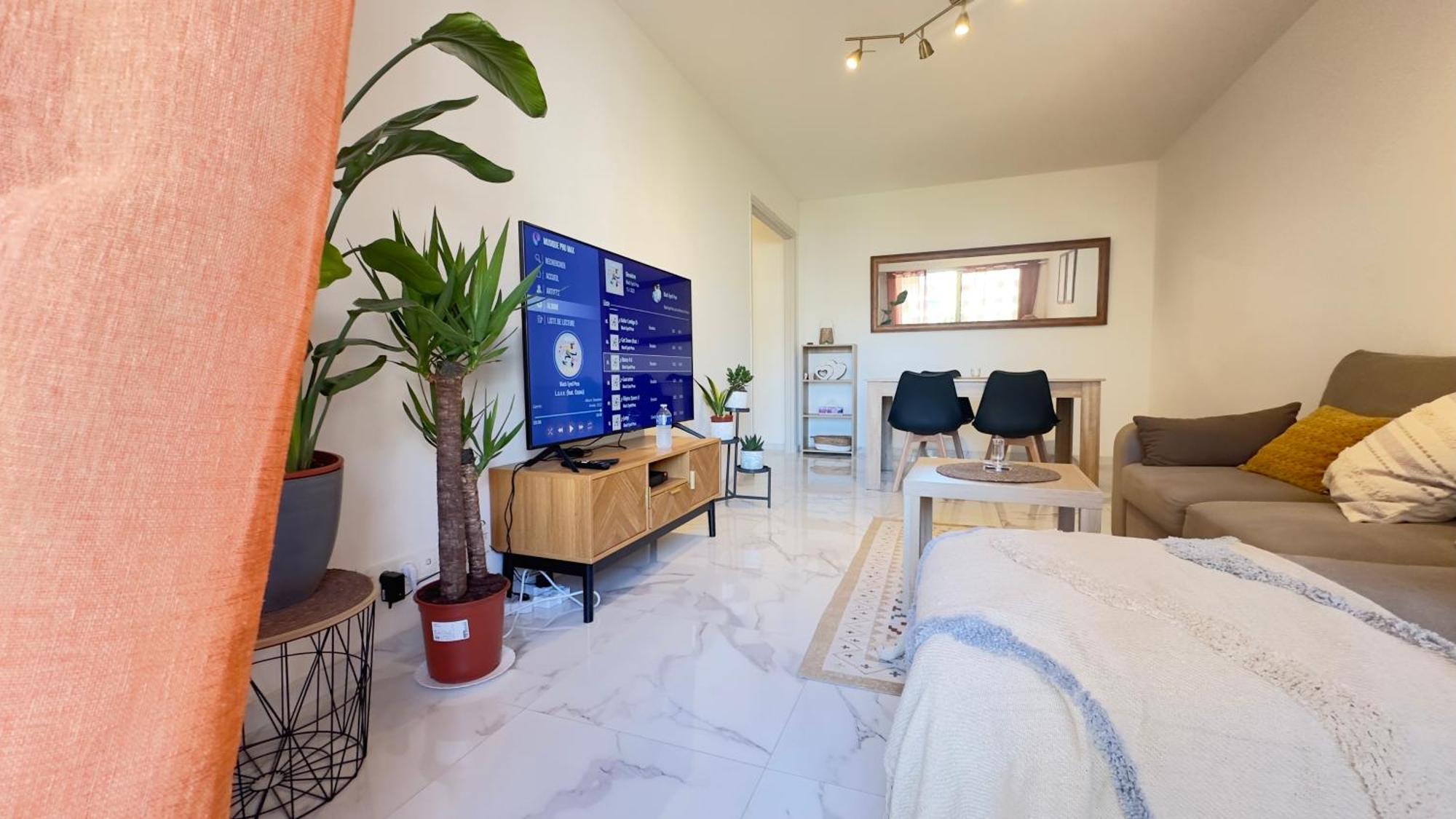 Apartment Grand 2 Pieces Avec Grande Terrasse A 15mn Centre-ville, Gare Et Promenade Des Nice