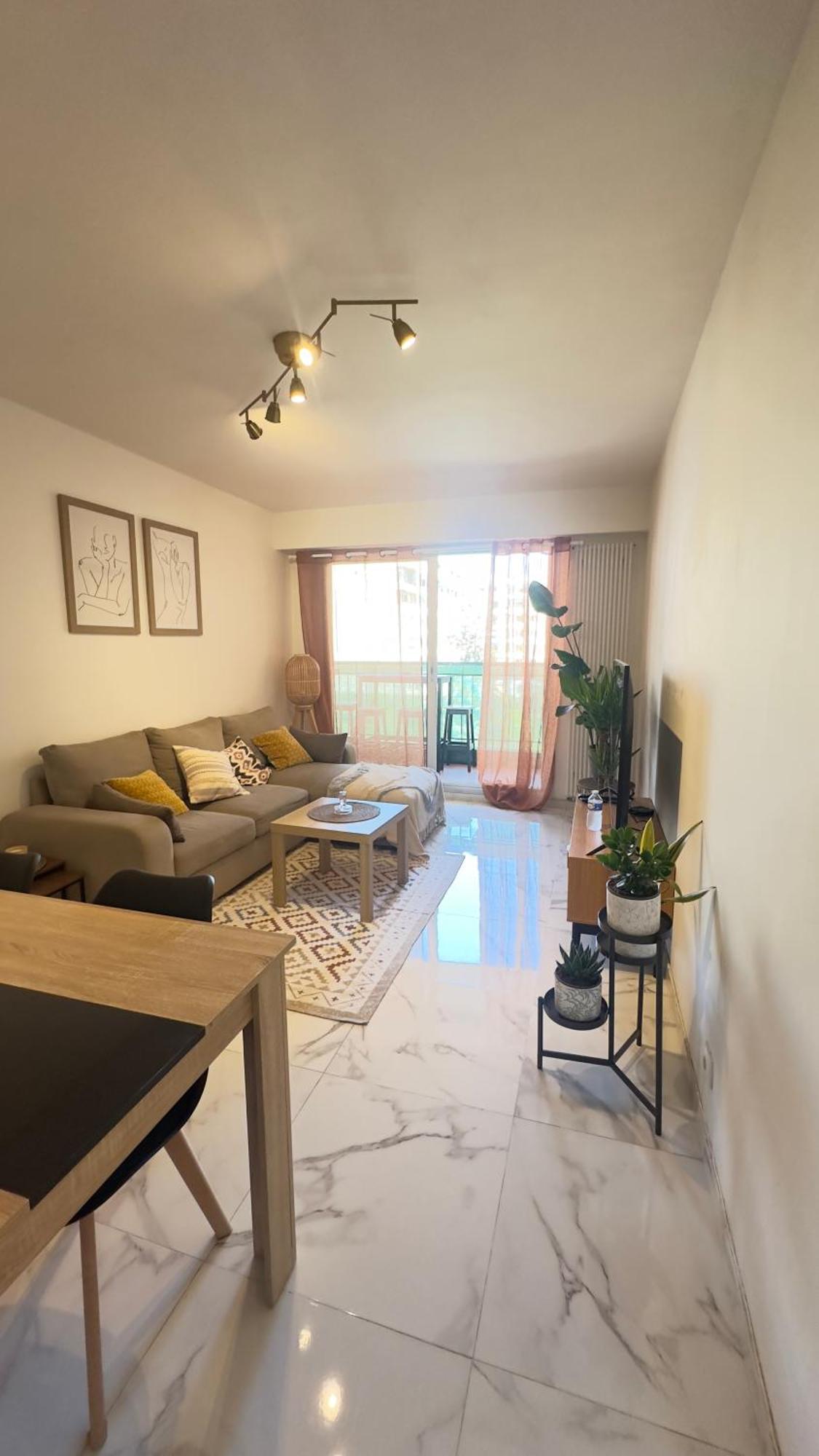 Apartment Grand 2 Pieces Avec Grande Terrasse A 15mn Centre-ville, Gare Et Promenade Des Nice