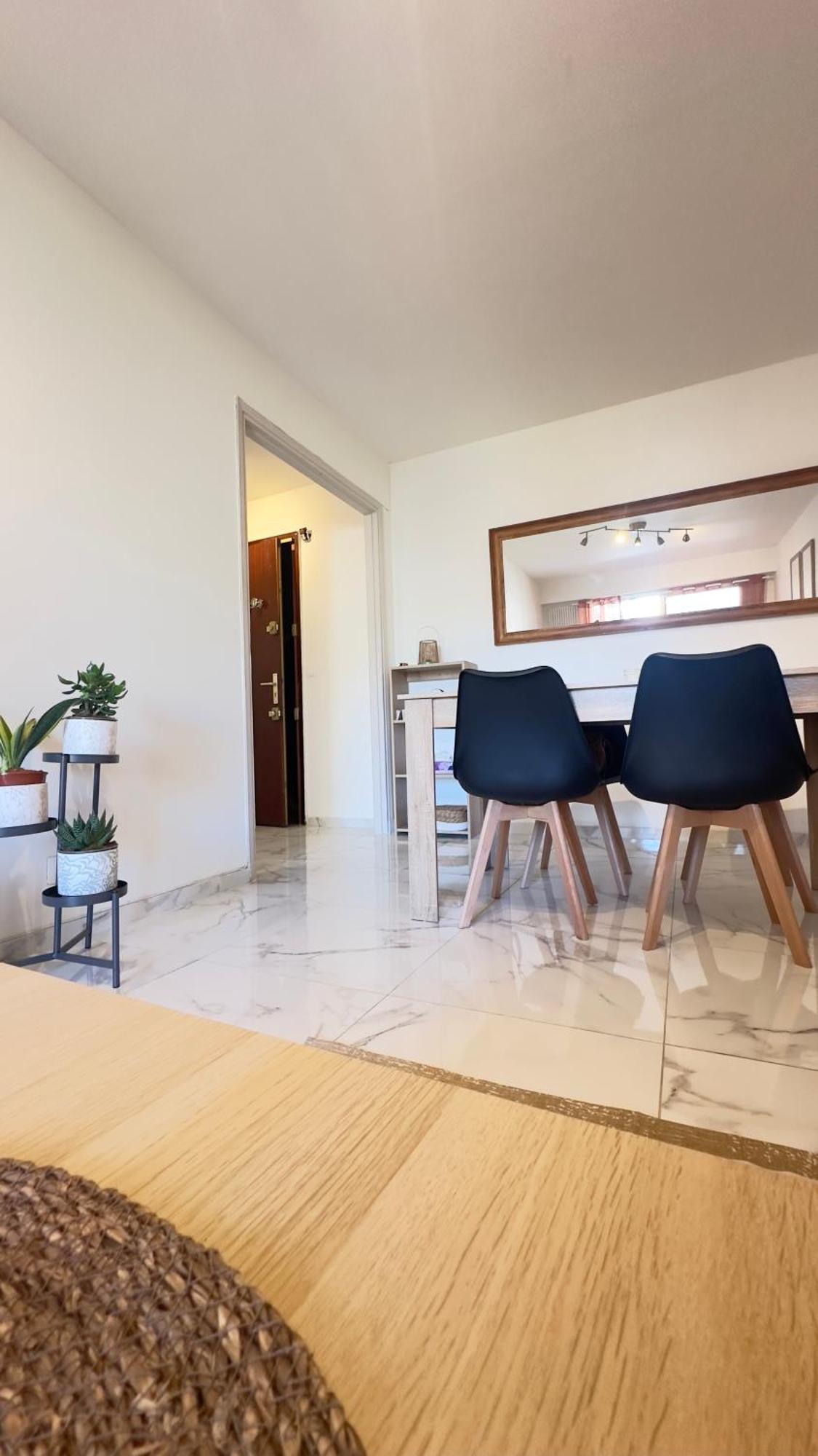 Apartment Grand 2 Pieces Avec Grande Terrasse A 15mn Centre-ville, Gare Et Promenade Des Nice