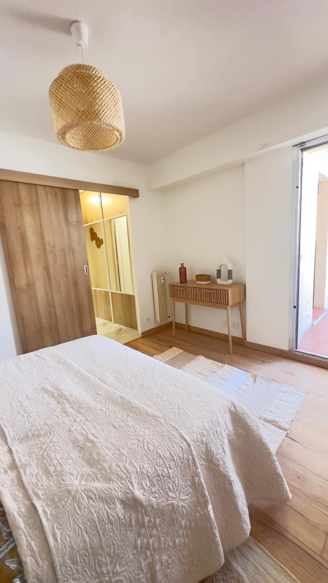 Apartment Grand 2 Pieces Avec Grande Terrasse A 15mn Centre-ville, Gare Et Promenade Des