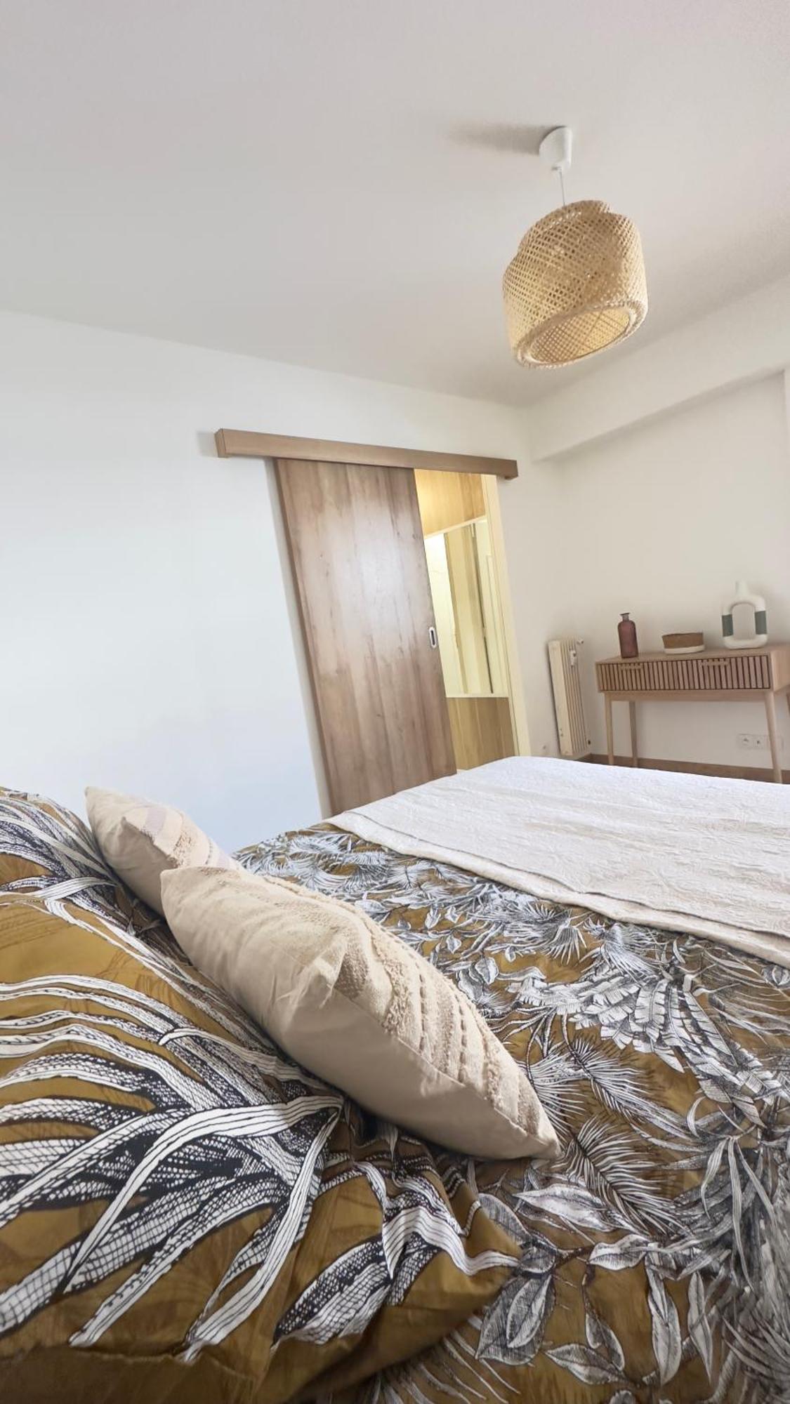 Apartment Grand 2 Pieces Avec Grande Terrasse A 15mn Centre-ville, Gare Et Promenade Des Nice