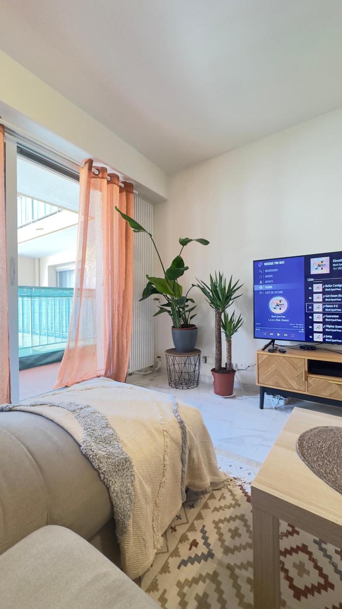 Grand 2 Pieces Avec Grande Terrasse A 15mn Centre-ville, Gare Et Promenade Des Apartment