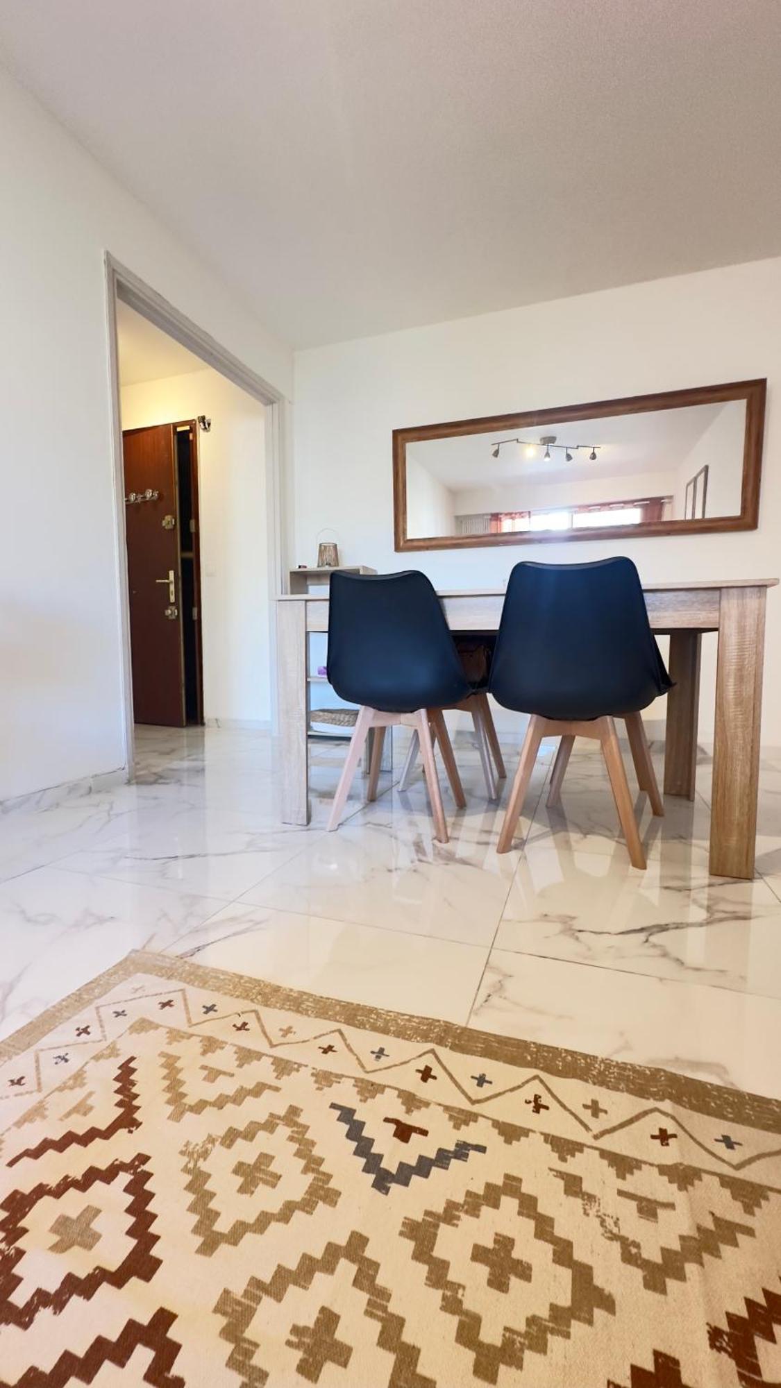 Apartment Grand 2 Pieces Avec Grande Terrasse A 15mn Centre-ville, Gare Et Promenade Des