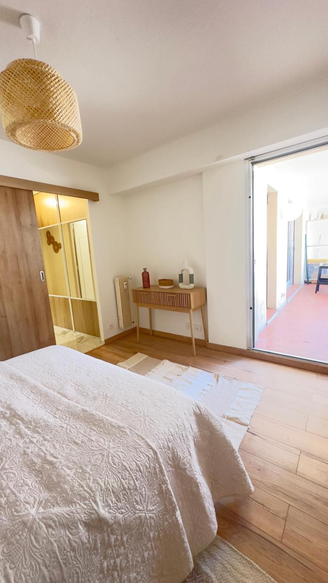 Grand 2 Pieces Avec Grande Terrasse A 15mn Centre-ville, Gare Et Promenade Des