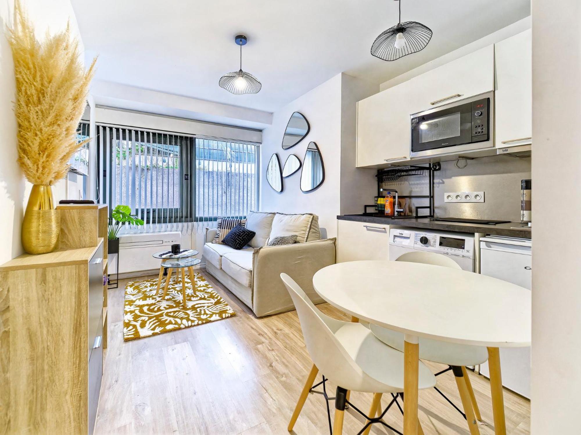 Riviera Vibes - Ac - Wifi & Breakfast - 8 Min Walk To